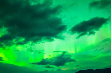 Kuzey gökyüzünde Aurora Borealis. Üst atmosferde hava parçacıklarının iyonlaşması.