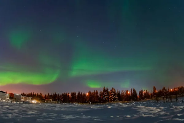 Aurora boreal no céu norte da noite. Ionização de partículas de ar na atmosfera superior . — Fotografia de Stock