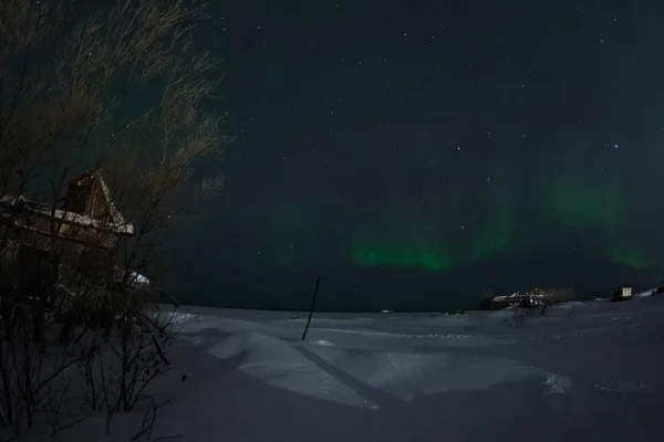 Aurora borealis az északi égbolton. Levegőrészecskék ionizálása a felső légkörben. — Stock Fotó