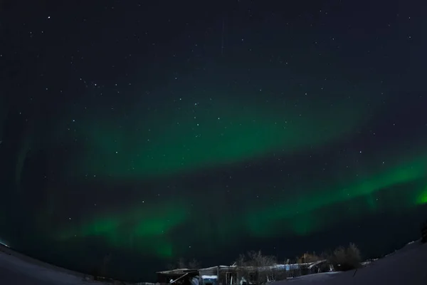 Aurora borealis v noci severní obloha. Ionizace vzduchových částic v horní atmosféře. — Stock fotografie