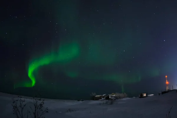Polarlichter am nächtlichen Nordhimmel. Ionisierung von Luftpartikeln in der oberen Atmosphäre. — Stockfoto
