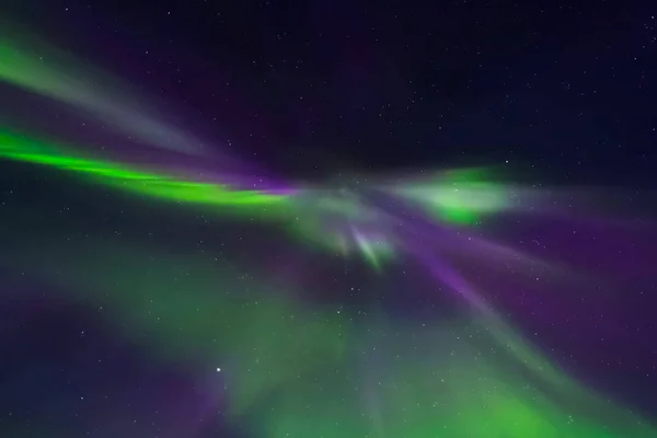 Aurora boreale nel cielo notturno settentrionale. Ionizzazione delle particelle d'aria nell'atmosfera superiore . — Foto Stock