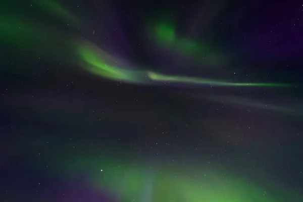 Aurora Borealis na nocnym niebie północnym. Jonizacja cząstek powietrza w górnej części atmosfery. — Zdjęcie stockowe