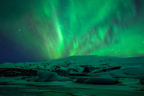 Aurora borealis på natthimlen. Jonisering av luftpartiklar i den övre atmosfären. — Stockfoto