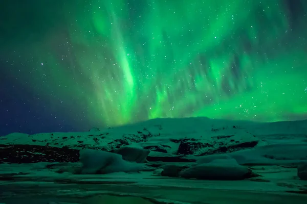 Aurora borealis в ночном северном небе. Ионизация частиц воздуха в верхних слоях атмосферы . — стоковое фото