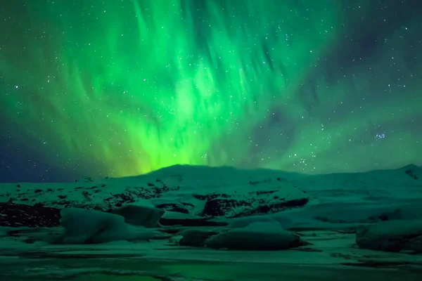 Aurora borealis in night northern sky. Ionization of air particles in the upper atmosphere. — Stock Photo, Image