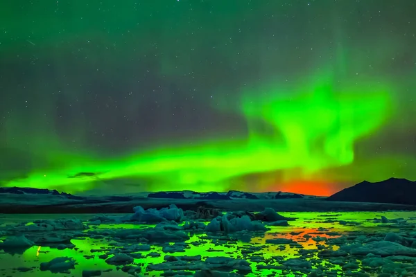 Aurora borealis in night northern sky. Ionization of air particles in the upper atmosphere. — Stock Photo, Image