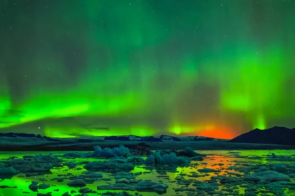 Aurora borealis в нічному північному небі. Іонізація частинок повітря у верхній атмосфері.. — стокове фото