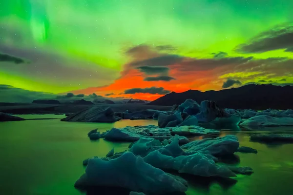 Aurora boreal no céu norte da noite. Ionização de partículas de ar na atmosfera superior . — Fotografia de Stock