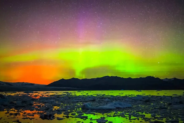 Aurora borealis στη νύχτα βόρειο ουρανό. Ιονισμός σωματιδίων αέρα στην ανώτερη ατμόσφαιρα. — Φωτογραφία Αρχείου