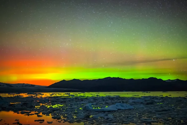 Aurora boreal en el cielo nocturno del norte. Ionización de partículas de aire en la atmósfera superior . —  Fotos de Stock