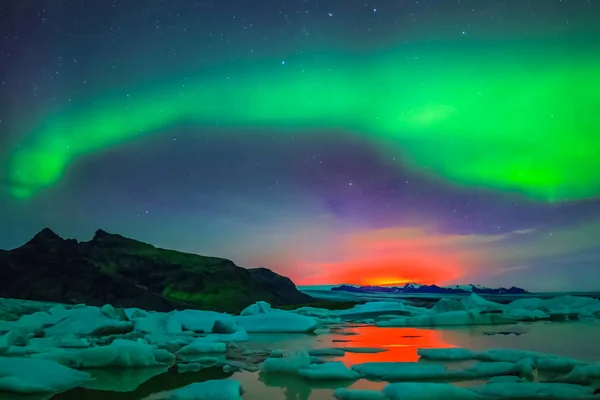 Aurora borealis az északi égbolton. Levegőrészecskék ionizálása a felső légkörben. — Stock Fotó