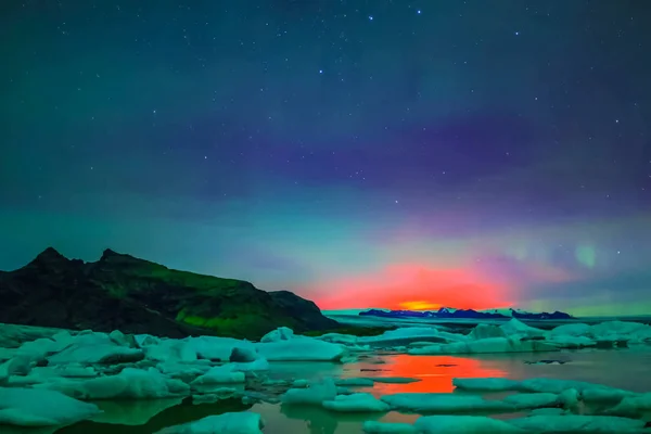 Aurora borealis på natthimlen. Jonisering av luftpartiklar i den övre atmosfären. — Stockfoto