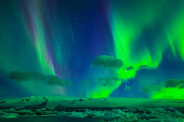 Aurora borealis az északi égbolton. Levegőrészecskék ionizálása a felső légkörben. — Stock Fotó