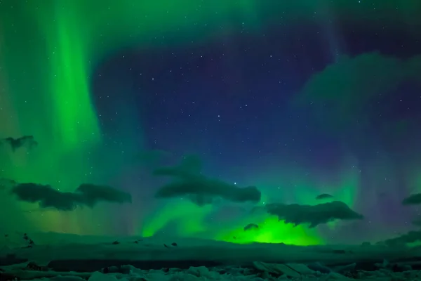 Polarlichter am nächtlichen Nordhimmel. Ionisierung von Luftpartikeln in der oberen Atmosphäre. — Stockfoto