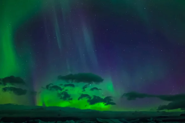 Aurora borealis az északi égbolton. Levegőrészecskék ionizálása a felső légkörben. — Stock Fotó