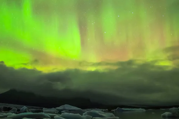 Aurora borealis in night northern sky. Ionization of air particles in the upper atmosphere. — Stock Photo, Image