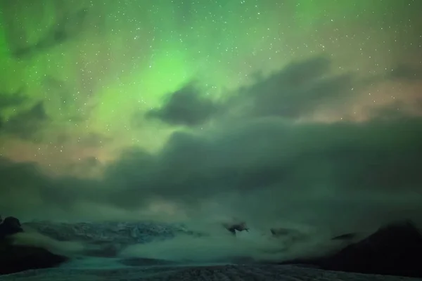 オーロラは夜の北の空にある。上層大気中の空気粒子のイオン化. — ストック写真