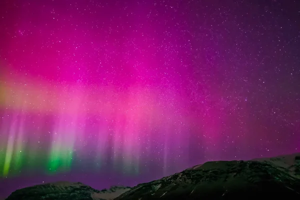 Aurora borealis στη νύχτα βόρειο ουρανό. Ιονισμός σωματιδίων αέρα στην ανώτερη ατμόσφαιρα. — Φωτογραφία Αρχείου