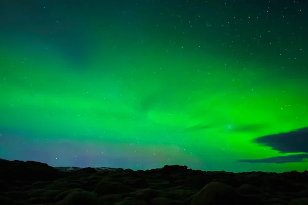 Aurora boreal en el cielo nocturno del norte. Ionización de partículas de aire en la atmósfera superior . —  Fotos de Stock