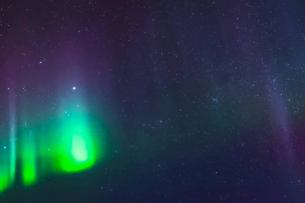 Aurora borealis in de nacht noordelijke hemel. Ionisatie van luchtdeeltjes in de bovenste atmosfeer. — Stockfoto