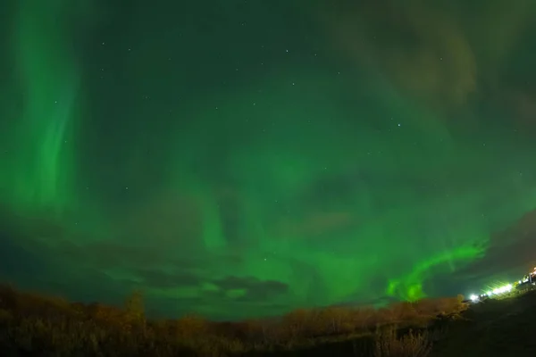 Aurora borealis på natthimlen. Jonisering av luftpartiklar i den övre atmosfären. — Stockfoto