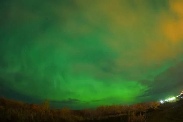 Kuzey gökyüzünde Aurora Borealis. Üst atmosferde hava parçacıklarının iyonlaşması. — Stok fotoğraf