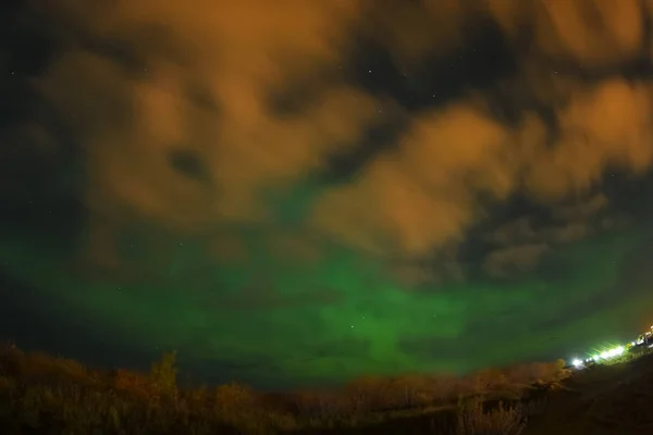 ออโรร่า โบเรลิสตอนกลางคืน ท้องฟ้าเหนือ ไอออนไนซ์ของอนุภาคอากาศในชั้นบรรยากาศด้านบน . — ภาพถ่ายสต็อก