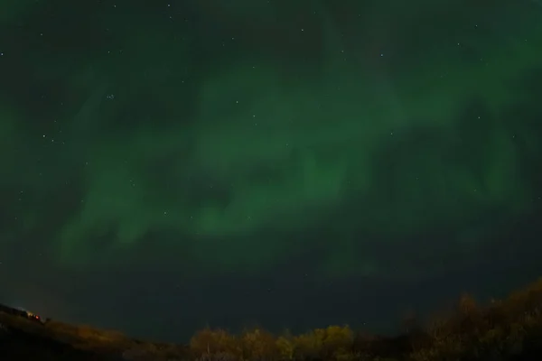 Polarlichter am nächtlichen Nordhimmel. Ionisierung von Luftpartikeln in der oberen Atmosphäre. — Stockfoto