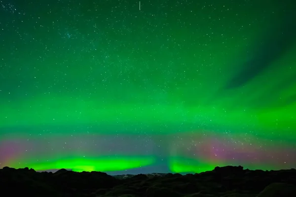 오로라 보렐 리스 가 밤하늘에 떠 있습니다. 상층 대기권에 있는 공기 입자의 이온 화. — 스톡 사진