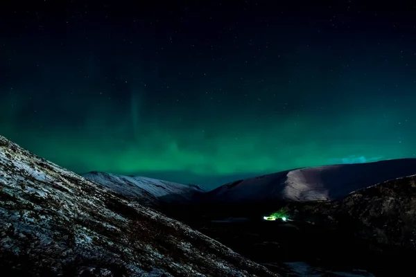 Polarlichter am nächtlichen Nordhimmel. Ionisierung von Luftpartikeln in der oberen Atmosphäre. — Stockfoto