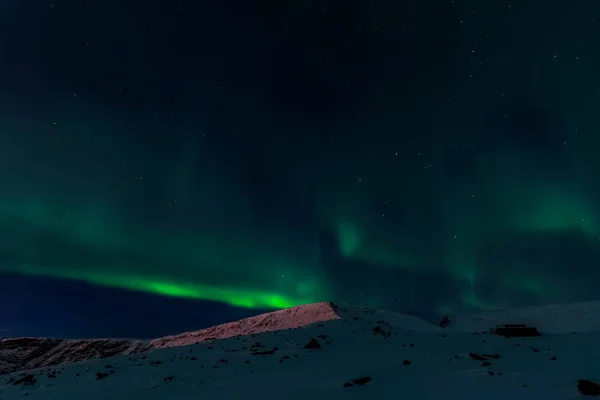 Polarlichter am nächtlichen Nordhimmel. Ionisierung von Luftpartikeln in der oberen Atmosphäre. — Stockfoto