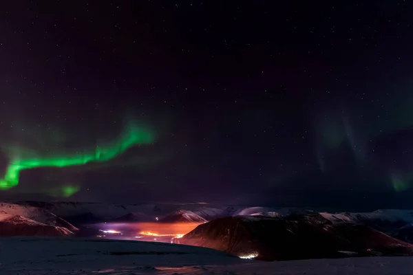 Aurora borealis på natthimlen. Jonisering av luftpartiklar i den övre atmosfären. — Stockfoto