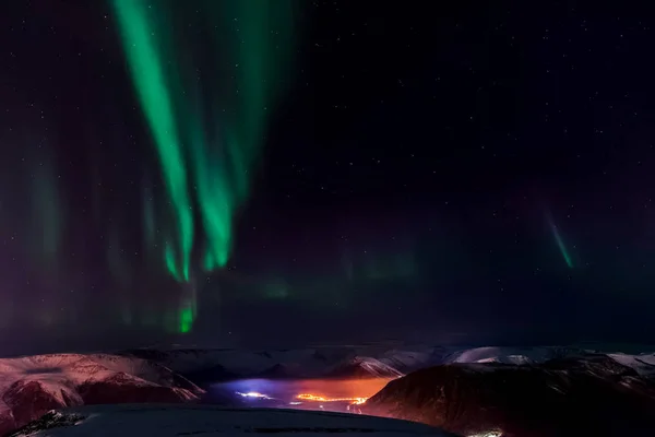 Kuzey gökyüzünde Aurora Borealis. Üst atmosferde hava parçacıklarının iyonlaşması. — Stok fotoğraf