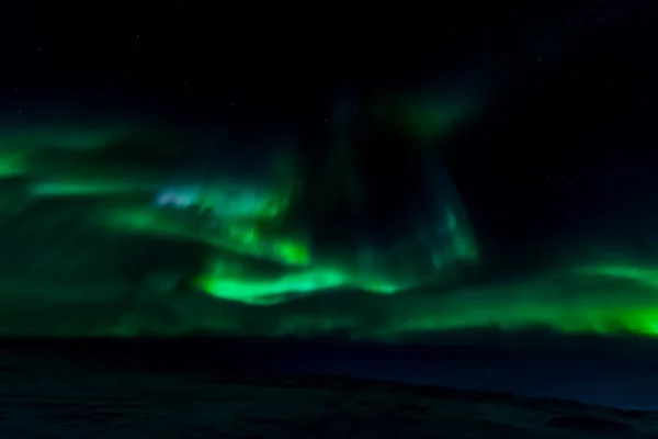 Aurora borealis в ночном северном небе. Ионизация частиц воздуха в верхних слоях атмосферы . — стоковое фото