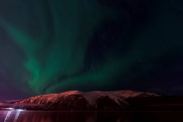 Aurora boreal en el cielo nocturno del norte. Ionización de partículas de aire en la atmósfera superior . — Foto de Stock