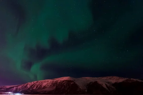 Aurora boreale nel cielo notturno settentrionale. Ionizzazione delle particelle d'aria nell'atmosfera superiore . — Foto Stock