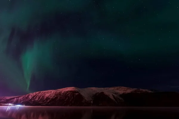 北方夜空中的北极光。 上层大气中空气粒子的电离. — 图库照片