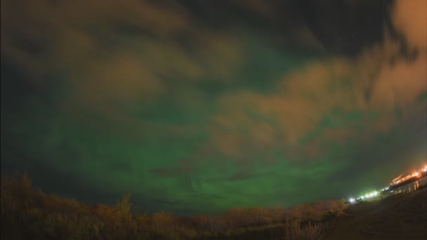 オーロラは夜の北の空にある 上層大気中の空気粒子のイオン化 — ストック動画
