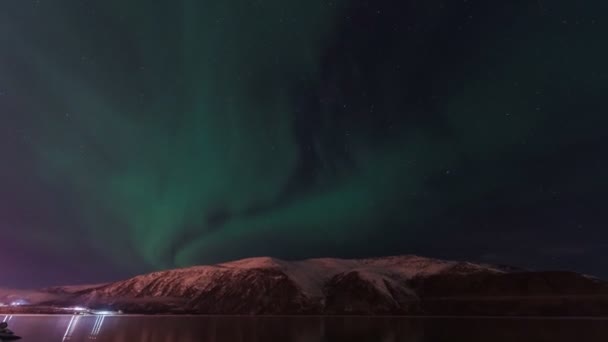 Kuzey gökyüzünde Aurora Borealis. Üst atmosferde hava parçacıklarının iyonlaşması. — Stok video