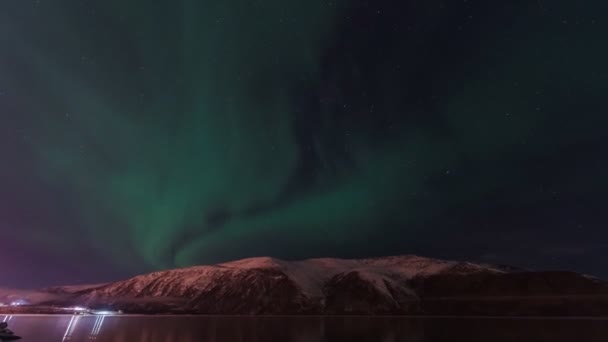 Aurora borealis v noci severní obloha. Ionizace vzduchových částic v horní atmosféře. — Stock video