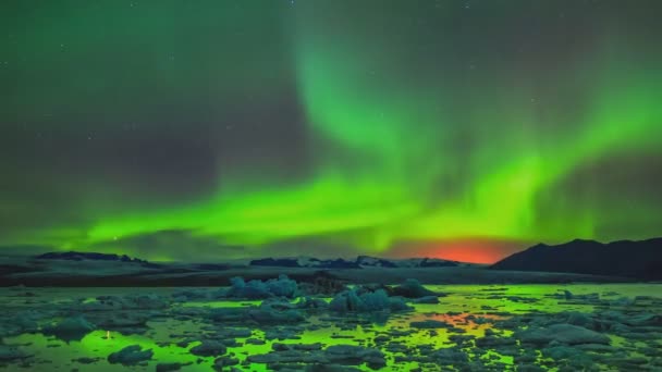 Aurora borealis v noci severní obloha. Ionizace vzduchových částic v horní atmosféře. — Stock video