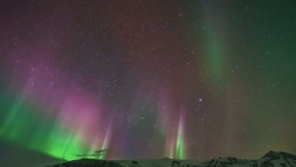 Aurora boreal en el cielo nocturno del norte. Ionización de partículas de aire en la atmósfera superior . — Vídeos de Stock