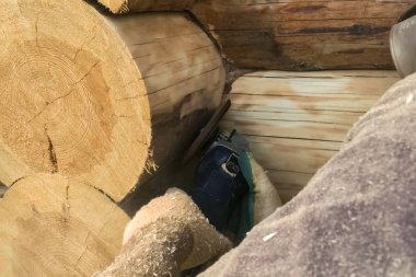 Evdeki çam kütüklerinin cilalama makinesiyle gıcırdıyor. Kuru temizleme