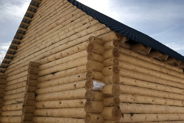 Κατασκευασμένο από ξύλινο κορμό σπιτιού, ξύλινο σπίτι. — Φωτογραφία Αρχείου