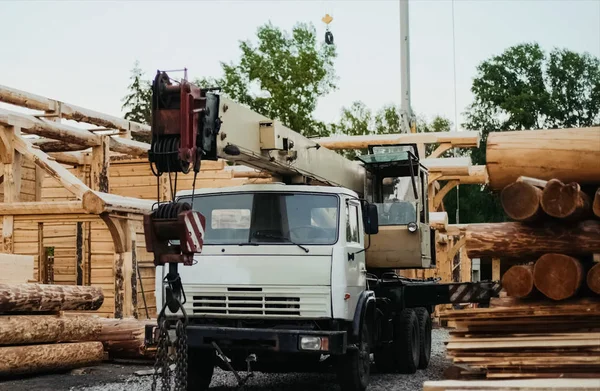 Byggmaterial av trä, transport. — Stockfoto