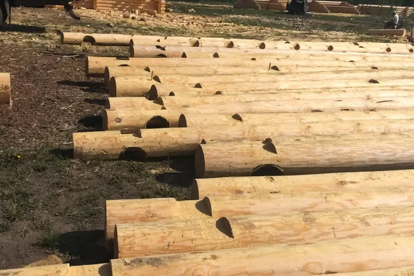 Στέγνωμα και συναρμολόγηση ξύλινων κουφωμάτων σε κατασκευαστική βάση. — Φωτογραφία Αρχείου