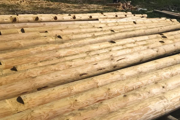 Сушка и монтаж деревянного бревенчатого дома на строительной базе . — стоковое фото