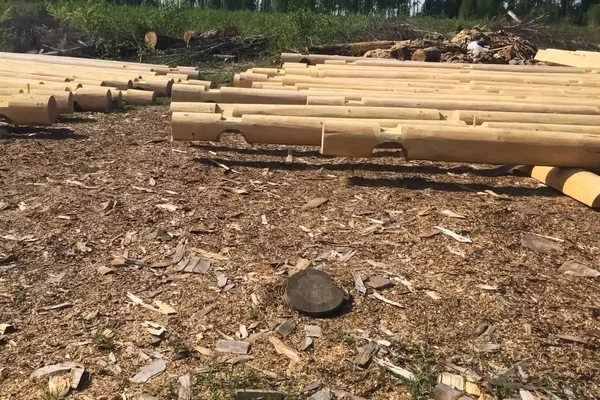 Secado y montaje de casa de madera en una base de construcción . —  Fotos de Stock