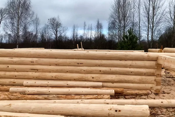 Secado y montaje de casa de madera en una base de construcción . — Foto de Stock